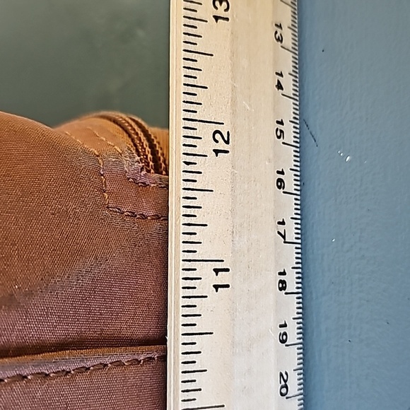 Gun tote'n Momas, leather bag. Lots of zippers and pockets. - Picture 4 of 17